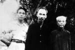 Chủ tịch Hồ Chí Minh, Trưởng ban Thường trực QH Bùi Bằng Đoàn (bìa phải) và Đại tướng Tổng Tư lệnh Võ Nguyên Giáp tại chiến khu Việt Bắc trong những năm đầu chống Pháp (1949). (Ảnh: tư liệu)
