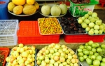 Nhiều loại trái cây Trung Quốc đang được bày bán "mập mờ" với trái cây Việt