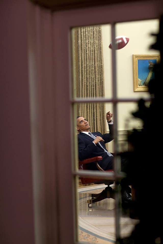 Phút thư giãn với trái bóng bầu dục của người đàn ông quyền lực nhất nước Mỹ. (Ảnh: Pete Souza)