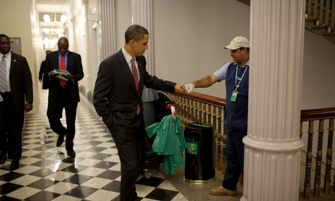 Tổng thống Obama chào buổi sáng với một nhân viên trong Nhà Trắng. (Ảnh: Pete Souza)