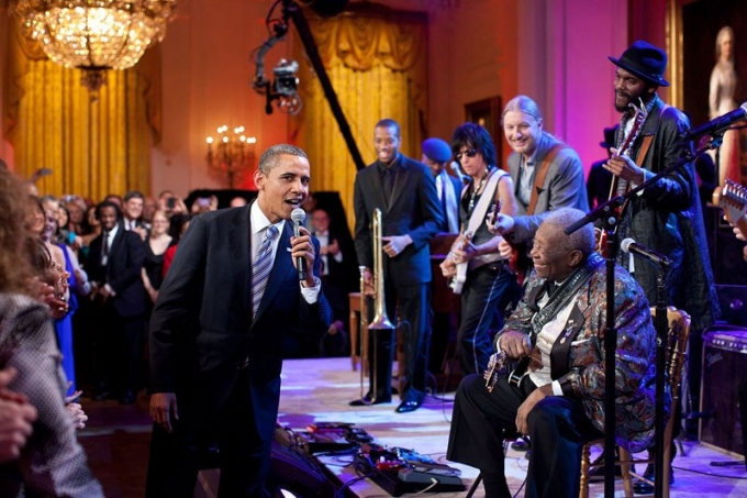 Thân thiện với các nghệ sĩ, hòa đồng cùng những người xung quanh và nụ cười tươi luôn nở trên môi là một đặc trưng tính cách của Tổng thống Obama. (Ảnh: Pete Souza)