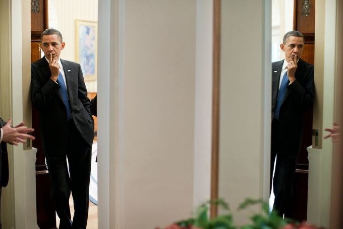 Một phút trầm tư của ông Obama được nhiếp ảnh gia ghi lại. (Ảnh: Pete Souza)