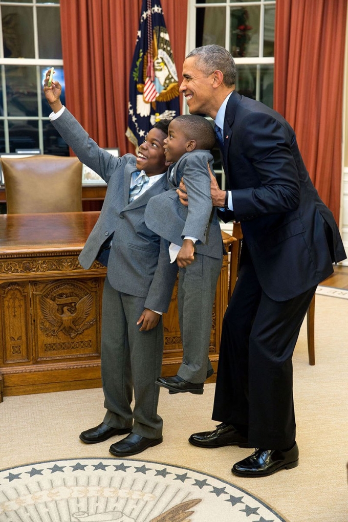 Khoảnh khắc Tổng thống vui vẻ khi chụp ảnh tự sướng với 2 em nhỏ. (Ảnh: Pete Souza)