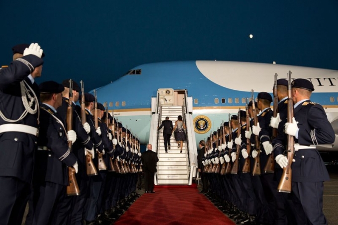Tổng thống và Đệ nhất phu nhân bước lên chiếc Không lực 1 đi công du. (Ảnh: Pete Souza)