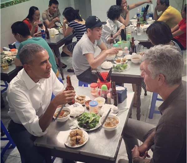 Tổng thống Obama và đầu bếp Anthony Bourdain ăn bún chả tại Hà Nội, Việt Nam