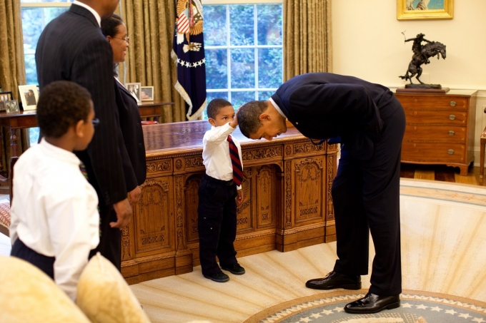 Tháng 5/2009, cậu bé Jacob Philadelphia nói với ông Obama rằng: “Cháu muốn biết tóc cháu có giống của ngài không” và  Obama đáp: “Hãy chạm vào nó đi, cậu bé